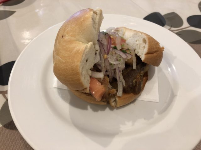 ペルー風サンドイッチのチチャロンサンド（TIKI）